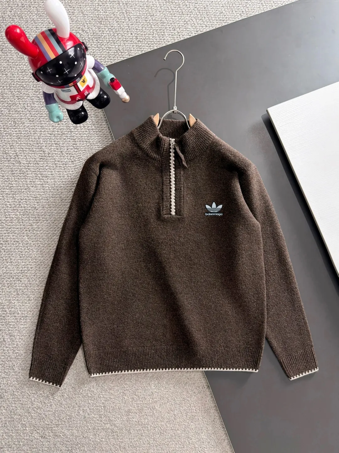 Next day shipping P195 Balenciaga high quality 2026 autumn and winter official website latest sweater, on sale at the same time at the counter Hot Sale! Specially made of wool blended fabric. It feels comfortable and can be directly in contact with the skin. The logo badge is exquisitely embroidered, which is extremely eye-catching! The details highlight the fashionable charm of big brands. Exquisite workmanship. Three-dimensional cutting style. The wearing effect is invincible and handsome! All three standards are complete! Sizes:M-3XL